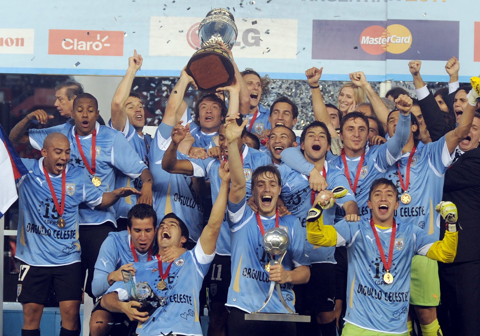 Copa América Chile 2015 - Página 2 Uruguay-campeon-copa-america-20111